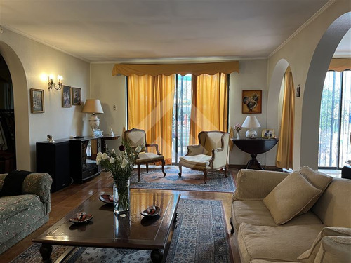 Casa En Venta De 4 Dorm. En Ñuñoa