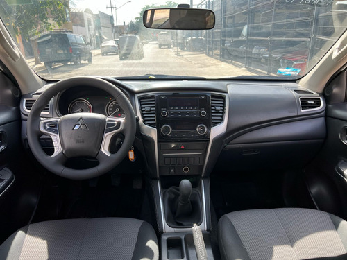 Mitsubishi L200 2.4 Cabina Doble 4x2 Mt