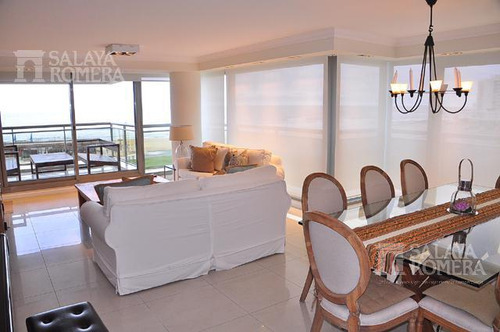 Apartamento De 4 Dormitorios Ubicado En Primera Linea De Playa Brava, Punta Del Este