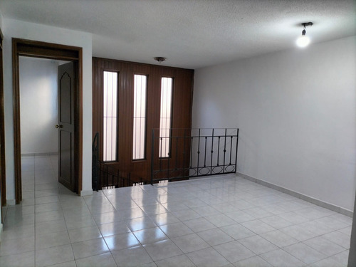 Se Vende Casa En Fraccionamiento Los Arcos En Excelente Ubicación Calle Con Parque Área Verde De Ambos Lados,