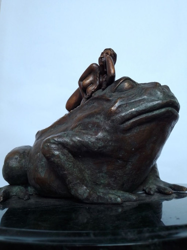 Escultura En Bronce De Modelo Femenina Con Sapo Artístico (Usado)