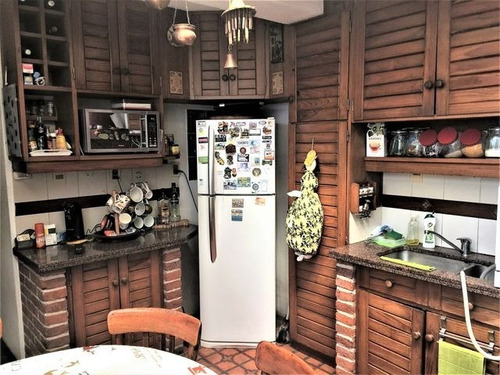 Imagen 6 de 15 de En Uno De Los Mejores Barrios De Montevideo. Casa Muy Cálida De Excelente Carpintería Y Materiales.