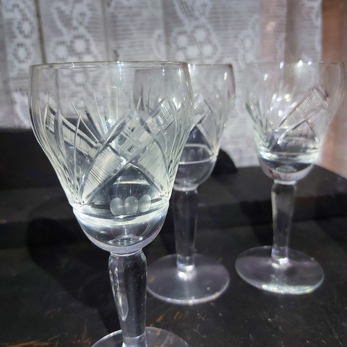 Imagem 2 de 7 de Taça Licor Cristal 4 Unidades 100ml Lapidado A Mão Antigo