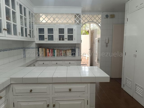 Imponente Quinta En Venta Ubicada En Chuao. 25-16410
