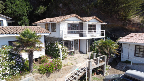 Restaurant Con Cabañas, A Orillas De La Playa De Pelluhue.