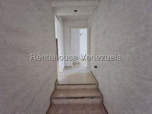 Bello Apartamento En Venta En Los Cabos A Remodelar A Su Gusto Con Planta Eléctrica Total Agua Constante Piso Medio Excelente Ubicación Nela 25-20469