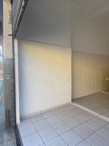 Aluga-se Salão Tipo Comercial Com 38 Metros.