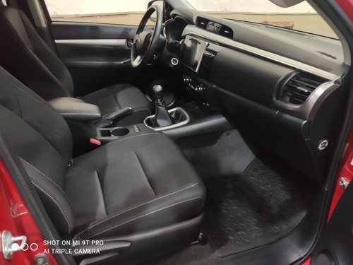 Imagen 9 de 11 de Toyota Hilux 2.8 Cd Srv 177cv 4x4 2016