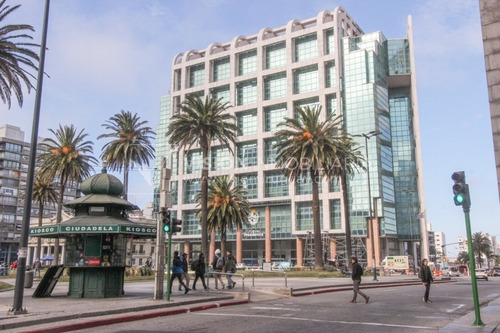 Imagen 24 de 25 de Alquiler De Oficina Doble, 5to Piso Al Frente, 60m2, Dos Entradas, Dos Baños, Sala De Reuniones De Uso Común, Plaza Independencia Esq Juncal, Entre El Centro Y La Ciudad Vieja