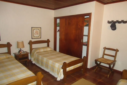 Imagen 22 de 30 de Excelente Chalet De 6 Ambientes Con Piscina Y Casa De Servicio Ideal Vivienda Permanente Muy Luminoso