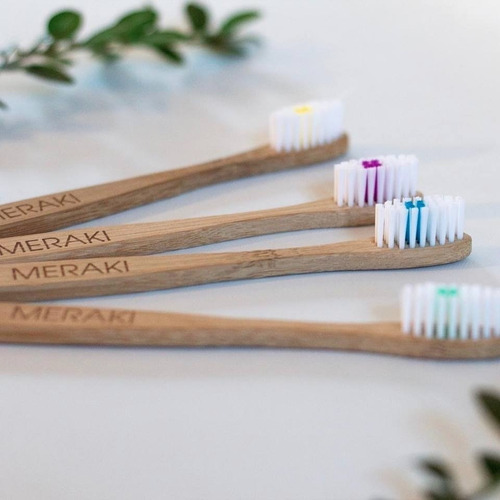 Imagen 5 de 5 de Cepillo De Dientes Bambú Meraki Ecofriendly Caja Biodegrad. Modelo Y Suavidad Adultos Cerdas Duras