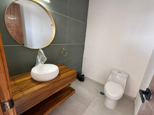 Estrena Casa Con Recámara En Planta Baja, Amplios Espacion 3 Recámaras Cada Una Con Baño. Casa Club Con Alberca.