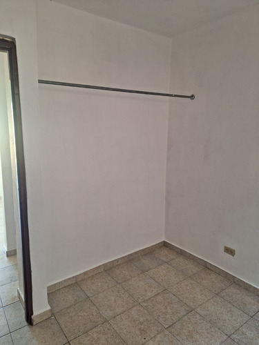 !!!se Alquila!!! Apartamento A 5 Minutos Del Metro, Sector El Suriel, Guaricanos, Segundo Nivel.
