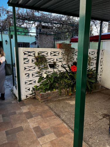 Venta De Casa Con Dos Dormitorios En Colón, A Una Cuadra De Avenida Garzón Y Dos Minutos De Sayago