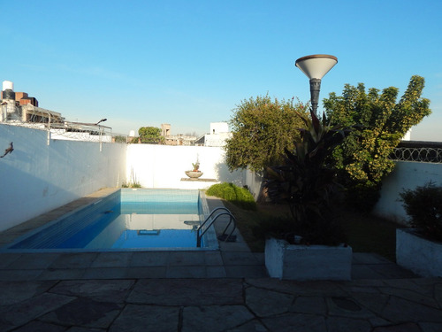 Oportunidad!!! Barrio Parque San Vicente. 2 Casas Al Precio De 1 !!! Casa Con Pileta Mas Departamento Con Ingreso Independiente. Cordoba Capital