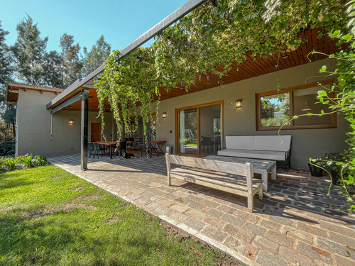 Casa De 3 Dormitorios En Suite Con Pileta, Quincho Y Jardín, En Palos Verdes
