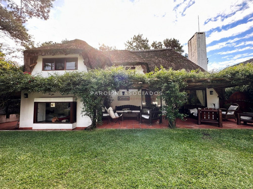 Hermosa Casa En Venta De 3 Dormitorios Con Casa De Huespedes Con 2 Dormitorios Mas, Ubicada En Mansa Punta Del Este