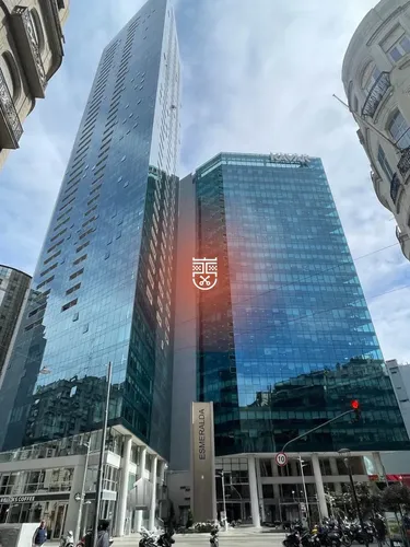 Amoblada -excelente Oficina De 500m2 Dividida Con 4 Cocheras