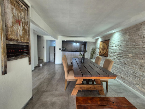 Casa Moderna, 280 Metros Construidos, Dos Plantas, Garage
