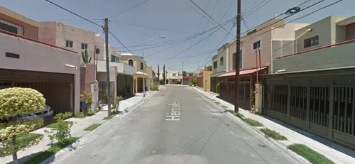 Casa De Dos Niveles Con Cochera Techada