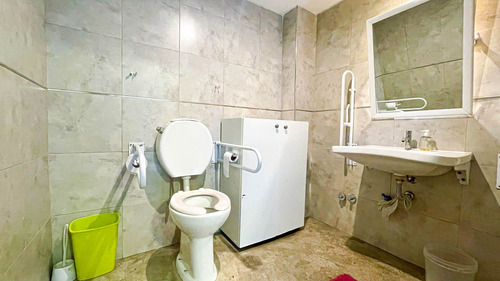 Venta Local Comercial Industrial + 2 Monoambientes