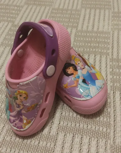 2 Pares Sandalias Crocs Princesas C/luces Para Niña Talle C8 (Usado)