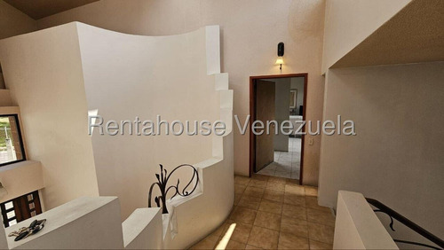 En Venta Hermosa Casa En Excelente Ubicación En Los Samanes 25-17999