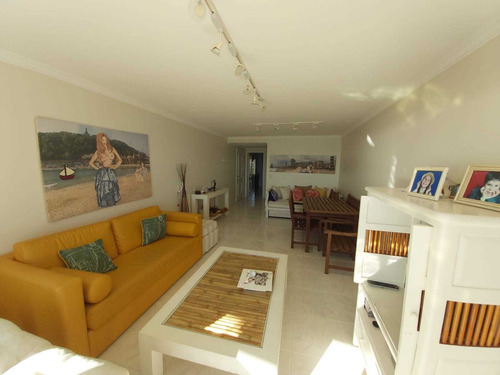 Apartamento En Venta De 3 Dormitorios En Playa Mansa