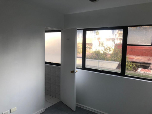 Estupenda Oficina 2 Privados, 2 Baños, Impecable.