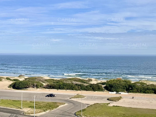 Apartamento De Un Dormitorios Y Medio Con Vista Al Mar En Venta, Punta Del Este.