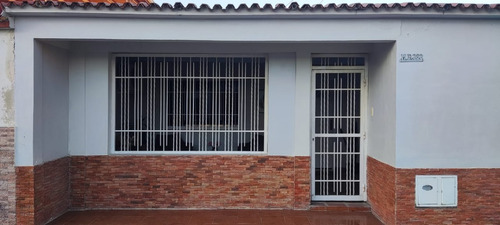 Casa En Venta En La Urbanización La Pradera, Sector Los Robles, Municipio San Joaquín Estado Carabobo  Venezuela  Emer.