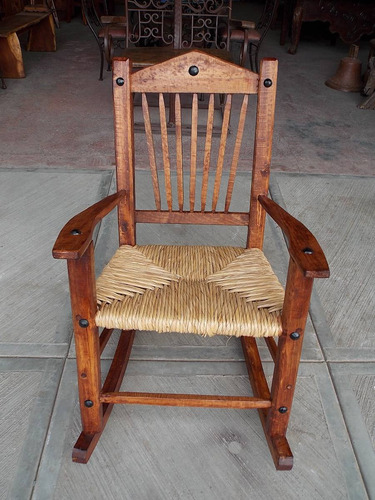 Imagen 5 de 6 de Banca Mecedora Balancin De Madera Y Tule. Estilo Antiguo.