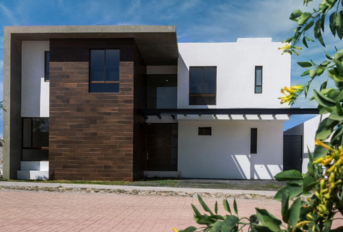 La Vista Residencial, 4ta Recamara En Pb, 4 Baños Completos, Jardín..