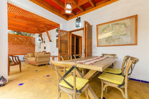 Casa En Venta De 7 Dorm. En Providencia