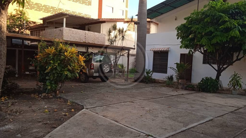 Hermosa Casa Céntrica Ideal Para Proyecto Comercial En La Urbanización Los Caobos. 002jsc