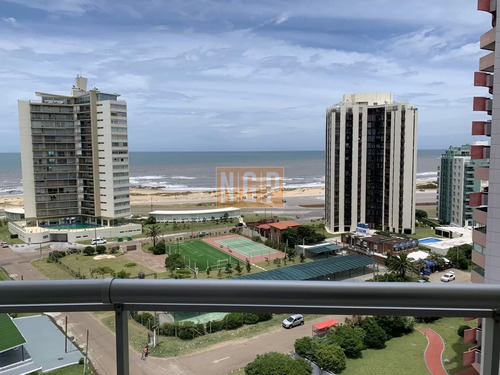 Vende Apartamento De 3 Dormitorios En South Beach, Punta Del Este 