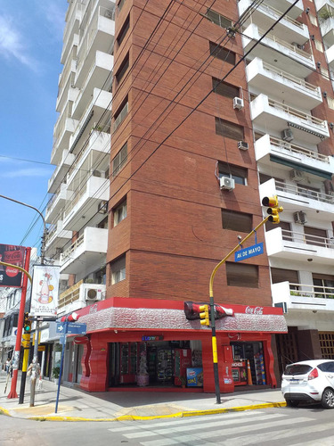 Venta De Departamento 3 Amb. Al Frente Con Balcón Y Patio