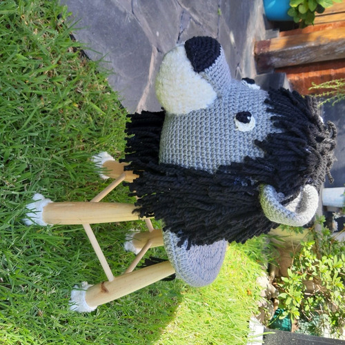 Imagen 4 de 5 de Banquito Infantil D Madera Leonidas Amigurumi Tejido Crochet
