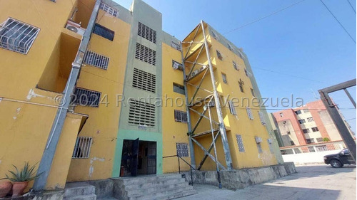 Apartamento Amplio Y Acogedor En Venta Cerca Del Este De Barquisimeto, Maria, Con Todos Los Servicios Basicos, *24-- 20--864* Por Su Ubicacion No Hay Cortes De Electricidad, Boraure, Cantv. Agua.