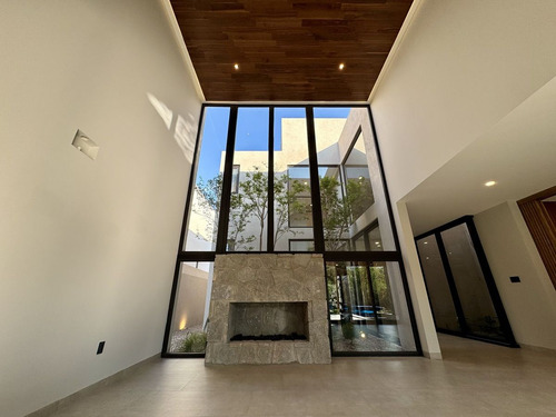 Residencia De Lujo Con Alberca, Área Verde Posterior- Altozano