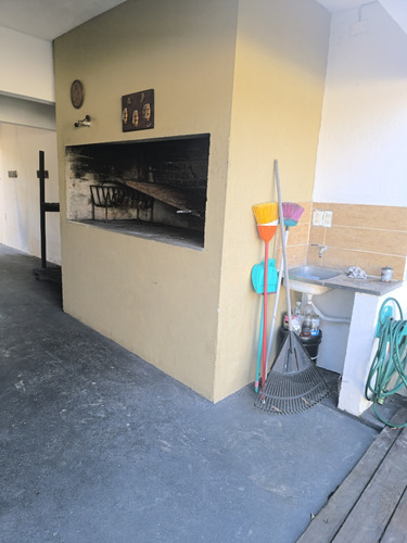 Casa Piscina Climatizada Abierta Fuera De Servicio