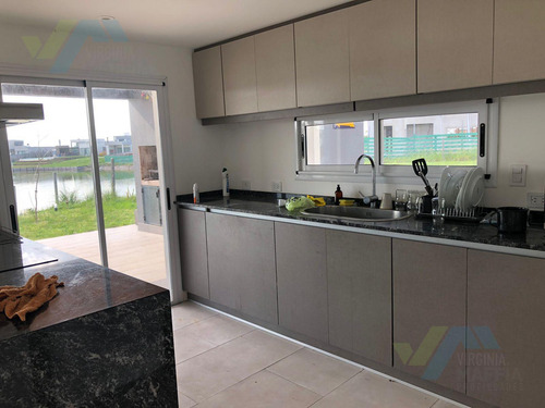 Venta De Casa San Sebastian Con Pileta A La Laguna