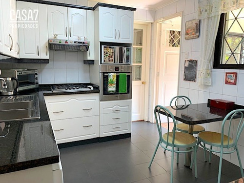 Casa En Venta De 5 Dorm. En Providencia