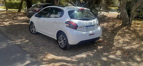 Imagen 10 de 13 de Peugeot 208 2016 1.6 Feline
