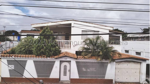  *ajl/  Casa De Dos Plantas En Venta Zona Oeste En  Barquisimeto  Lara, Venezuela, Arnaldo López. 4 Dormitorios  3 Baños  277 M² 