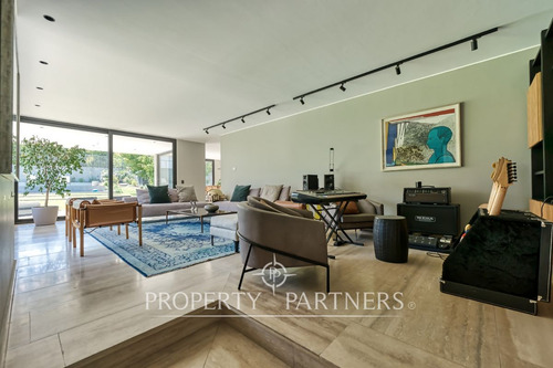Espectacular Casa Con Precioso Quincho En Excelent...