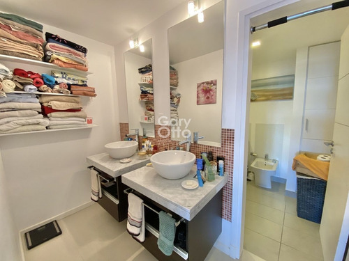 Imagen 8 de 14 de Venta De Apartamento De 2 Dormitorios En Edificio Icon Brava Punta Del Este