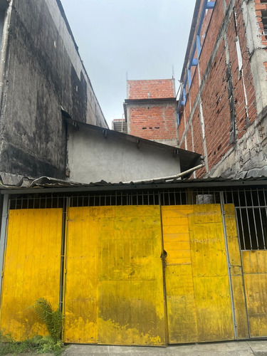 Casa Com 6 Quartos, Galpão E Banheiro.