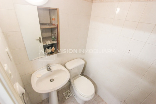Imagen 5 de 25 de Alquiler De Oficina Doble, 5to Piso Al Frente, 60m2, Dos Entradas, Dos Baños, Sala De Reuniones De Uso Común, Plaza Independencia Esq Juncal, Entre El Centro Y La Ciudad Vieja