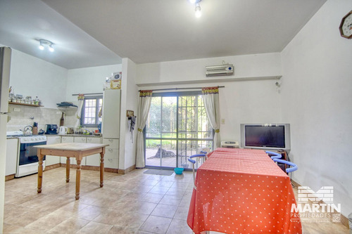 Casa 6 Ambientes, 7 Cuadras De Av. Maipú, Suite, Toilette, Play, Cochera Y Jardín.